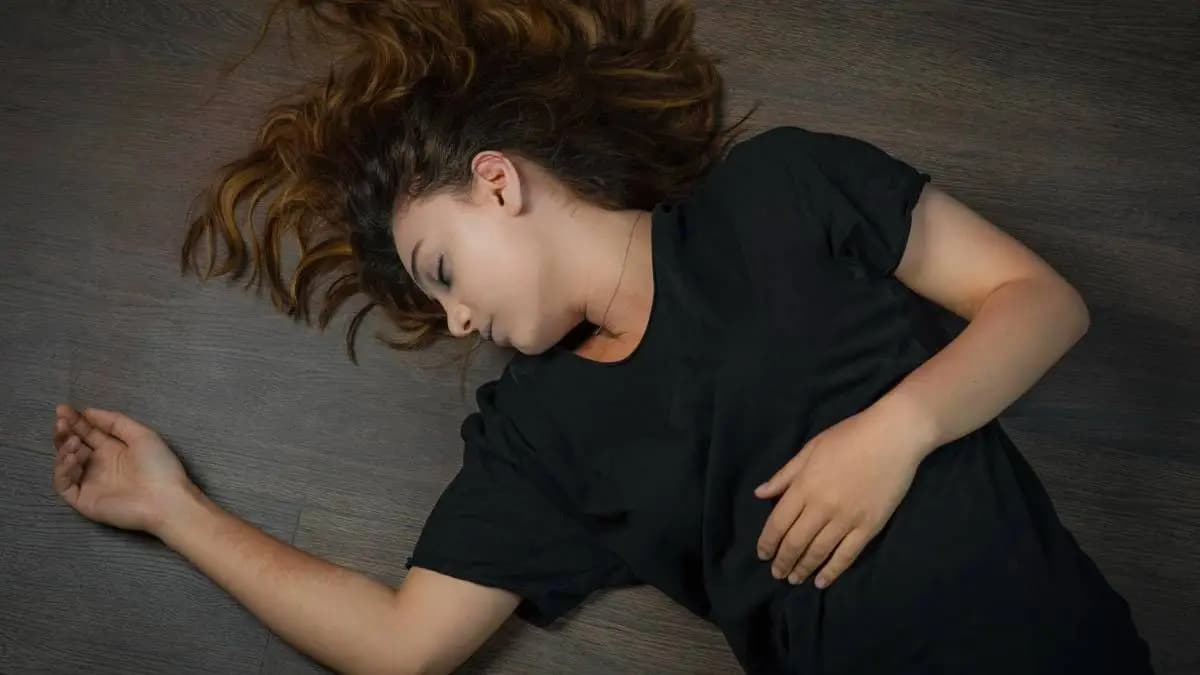 opilá dívka leží na zemi
