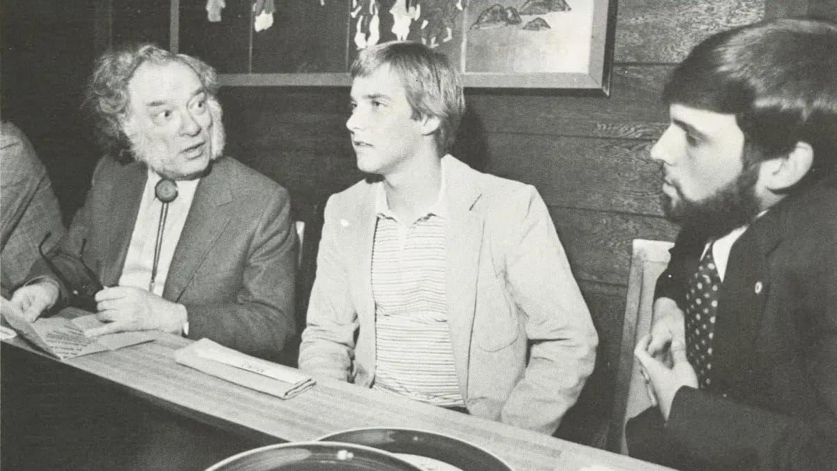 Isaac Asimov se studenty na fotografii