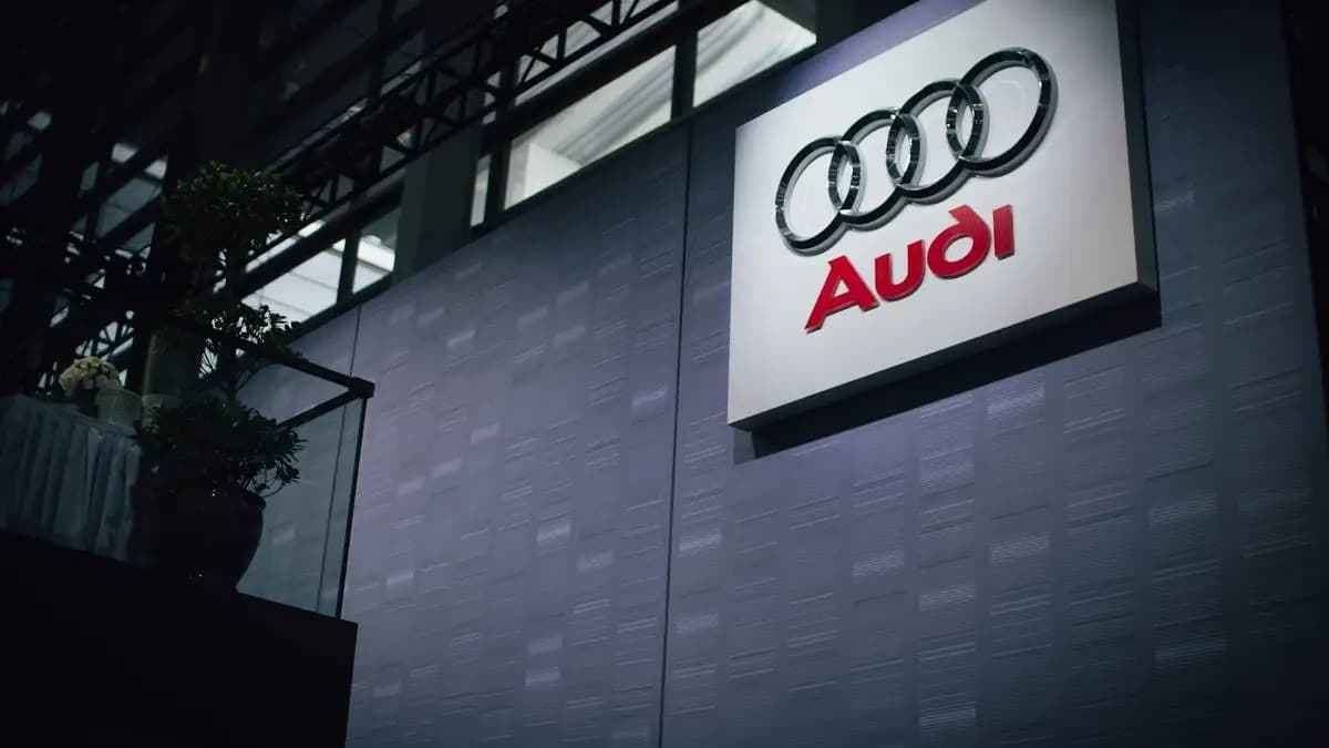 logo Audi na stěně