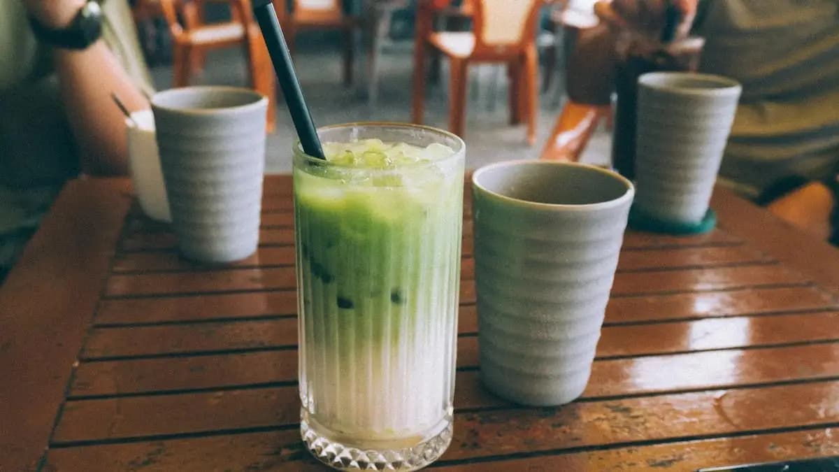 matcha latte na stole v kavárně