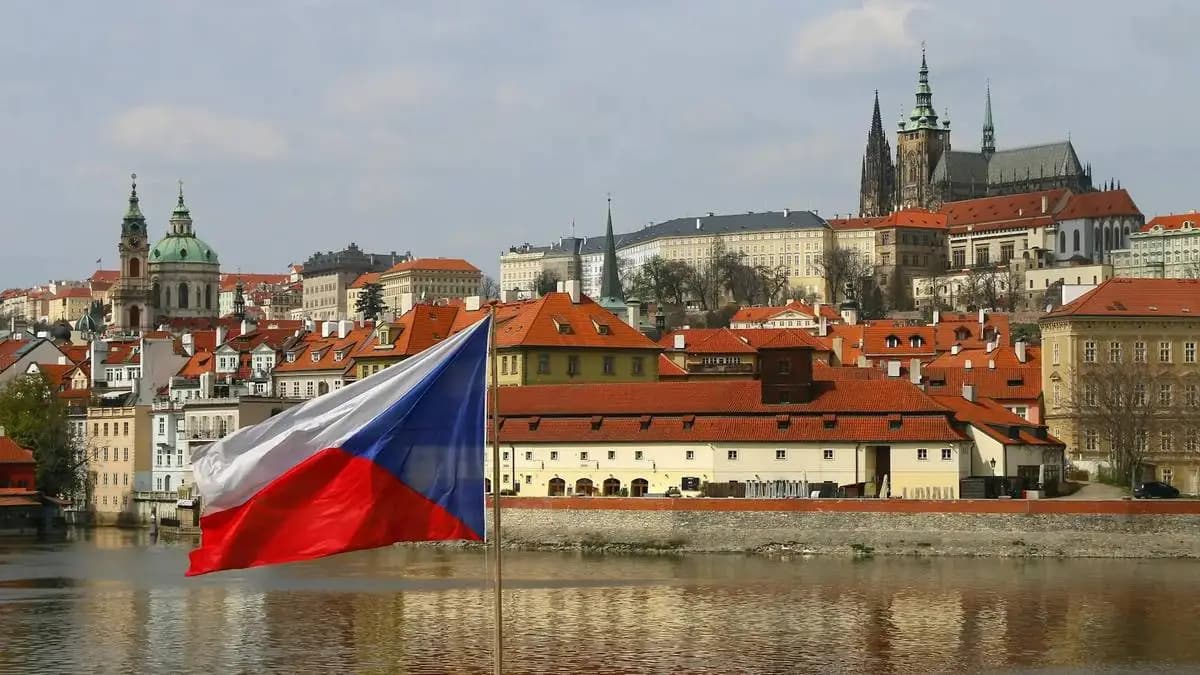 pohled na Pražský hrad, v popředí česká vlajka