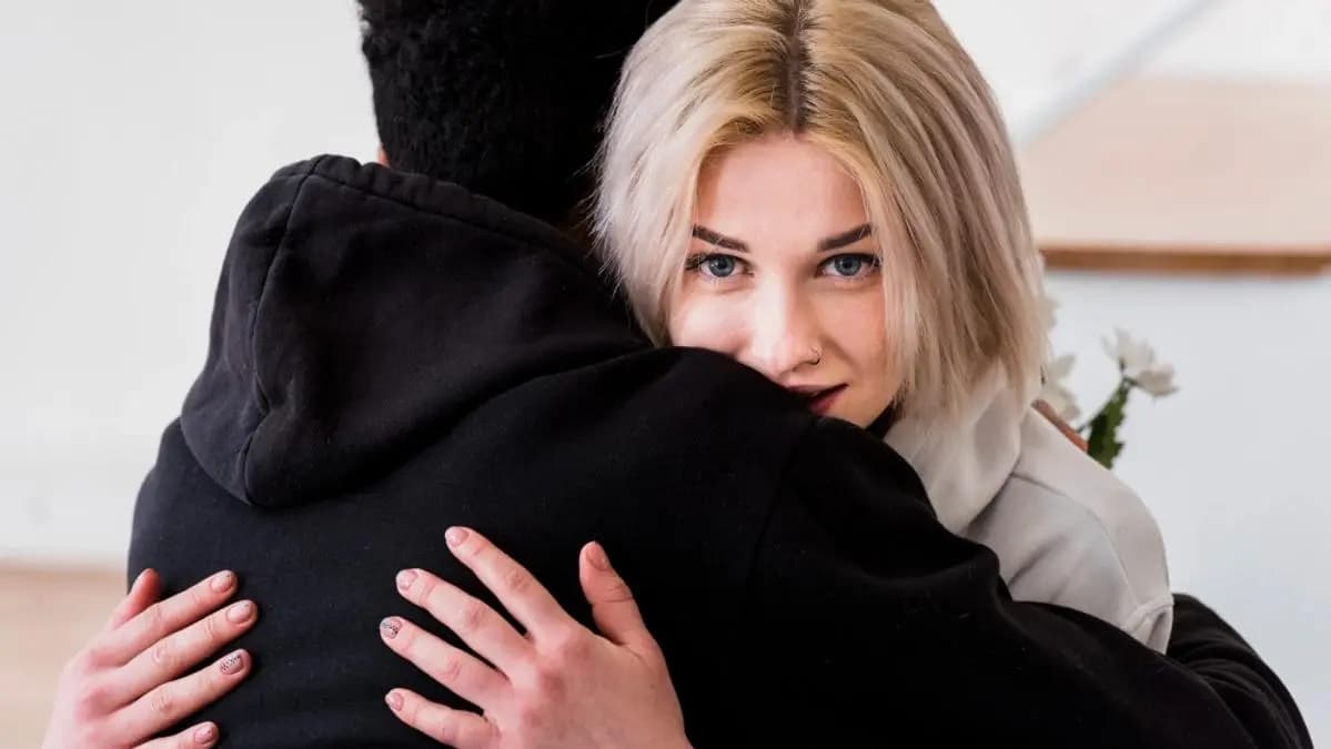 žena se dívá divně, někdo jí obejmul, to nemá ráda