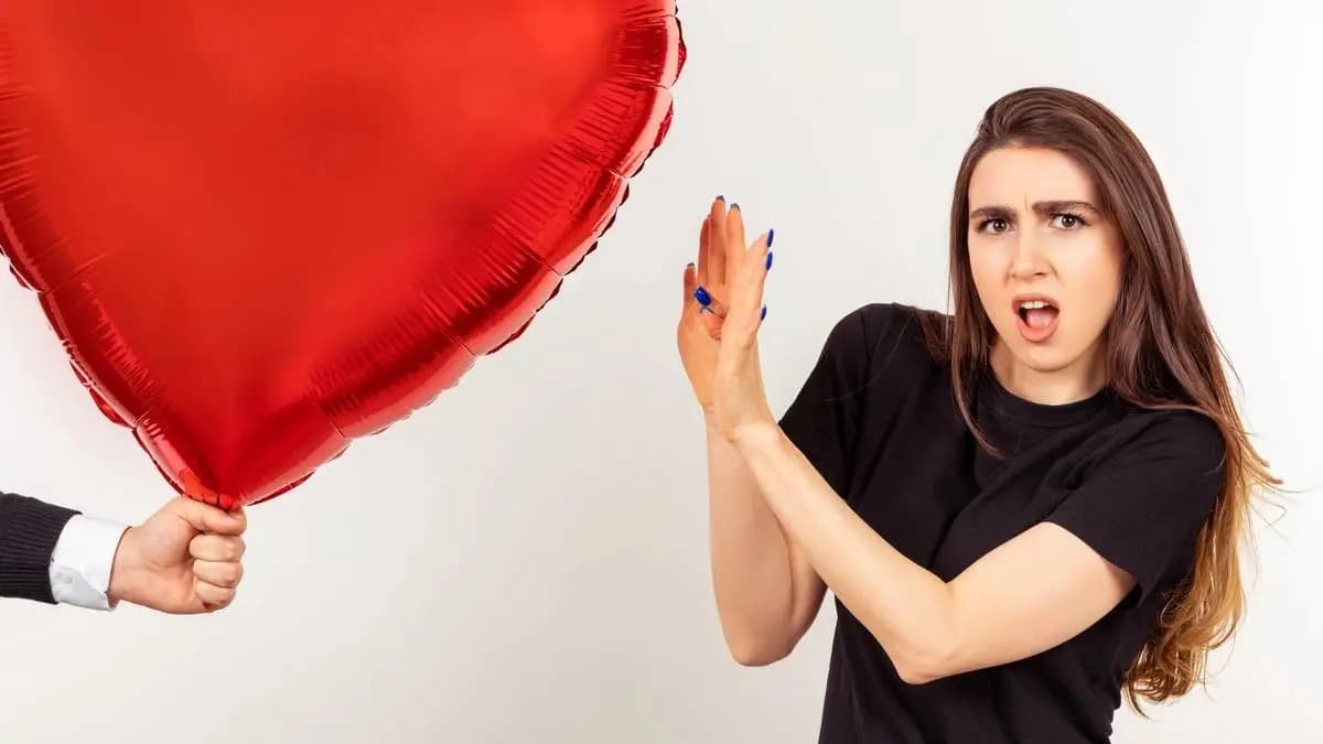 žena pod tíhou dárečků od muže