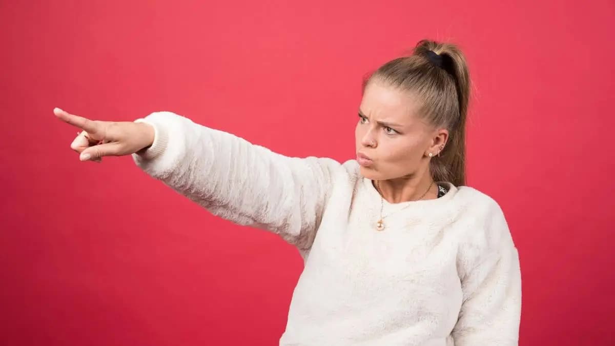 žena, která si nechce něco připustit a ukazuje na jiné žena, která si nechce něco připustit a ukazuje na jiné