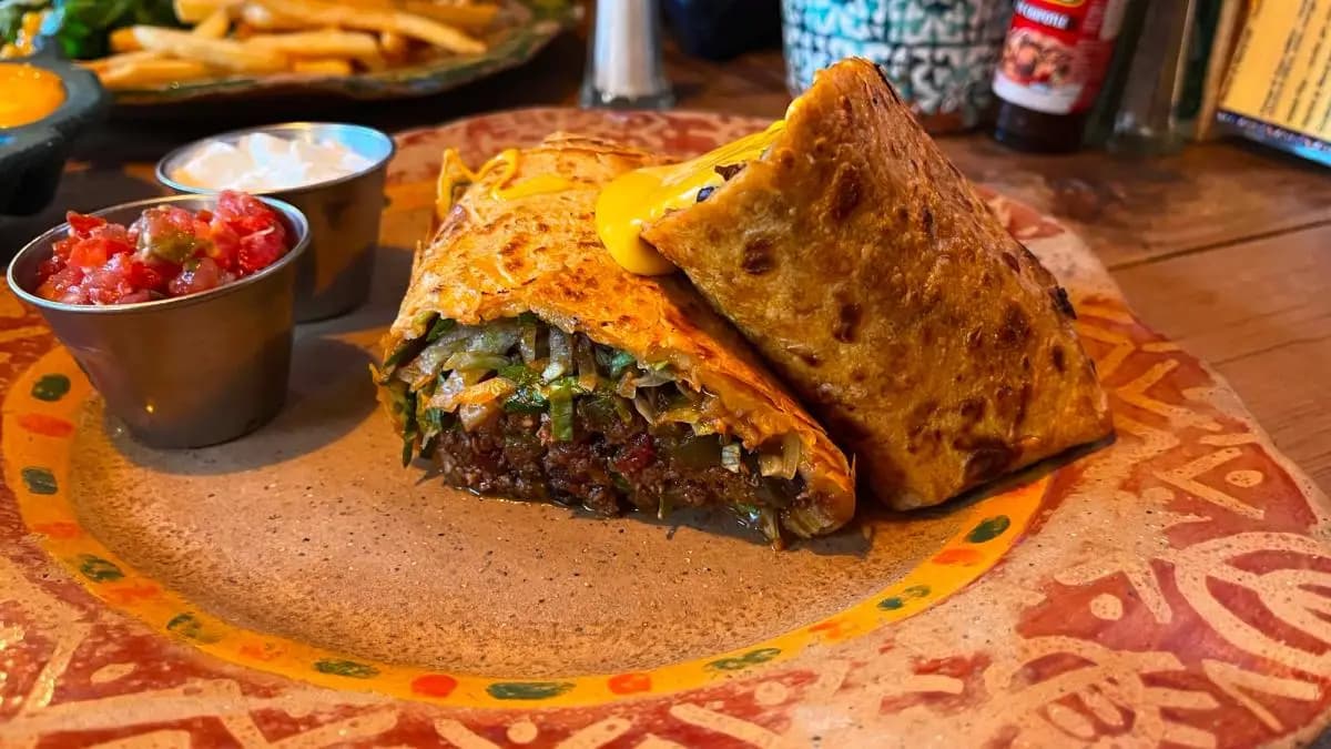 Burrito, po kterém teče sýr cheddar Burrito, po kterém teče sýr cheddar