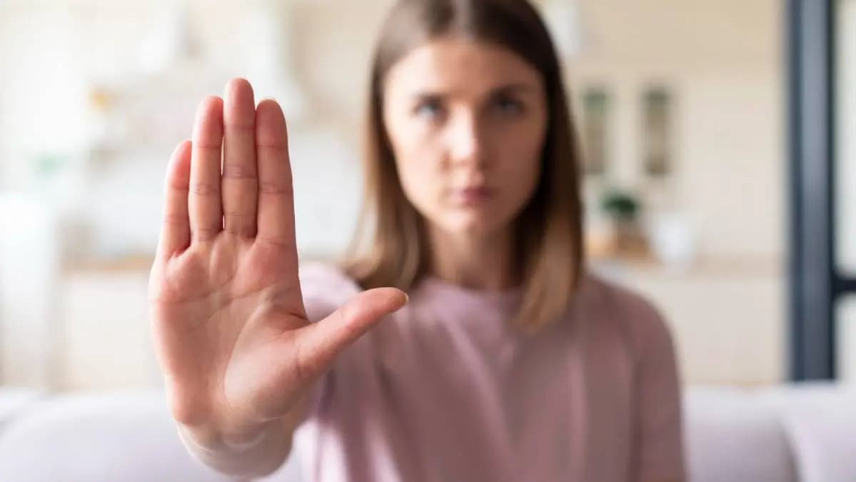 žena dává najevo svůj nesouhlas žena dává najevo svůj nesouhlas