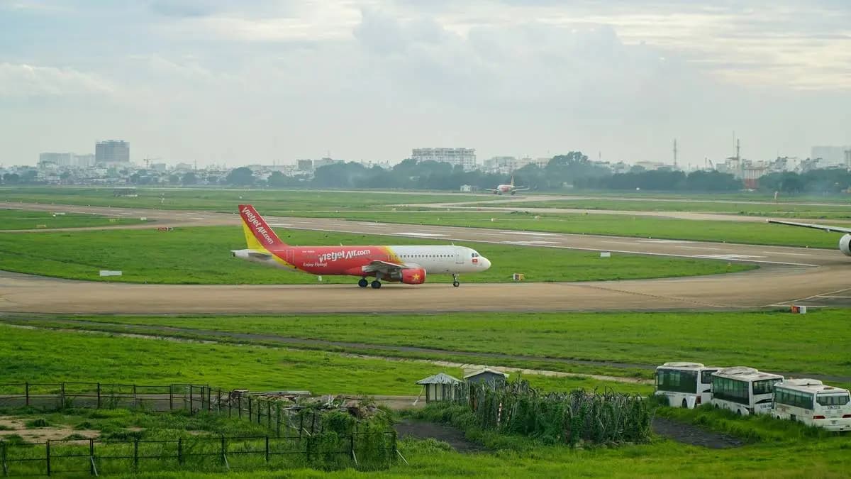 letadlo společnosti Vietjetair na dráze u letiště letadlo společnosti Vietjetair na dráze u letiště