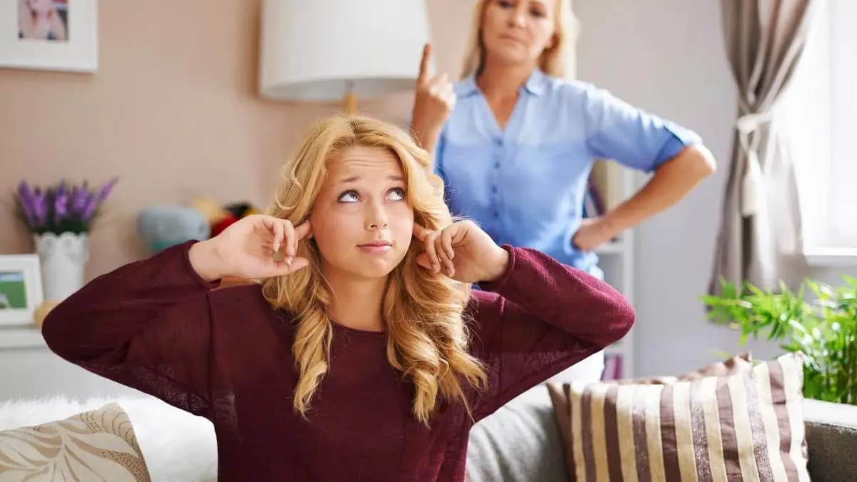 dívka si zacpává uši, nechce poslouchat přednášku své matky dívka si zacpává uši, nechce poslouchat přednášku své matky