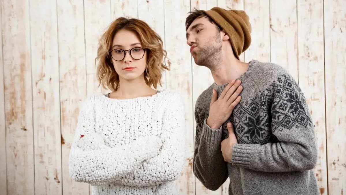 pár, dívka je naštvaná, muž se chce tulit pár, dívka je naštvaná, muž se chce tulit