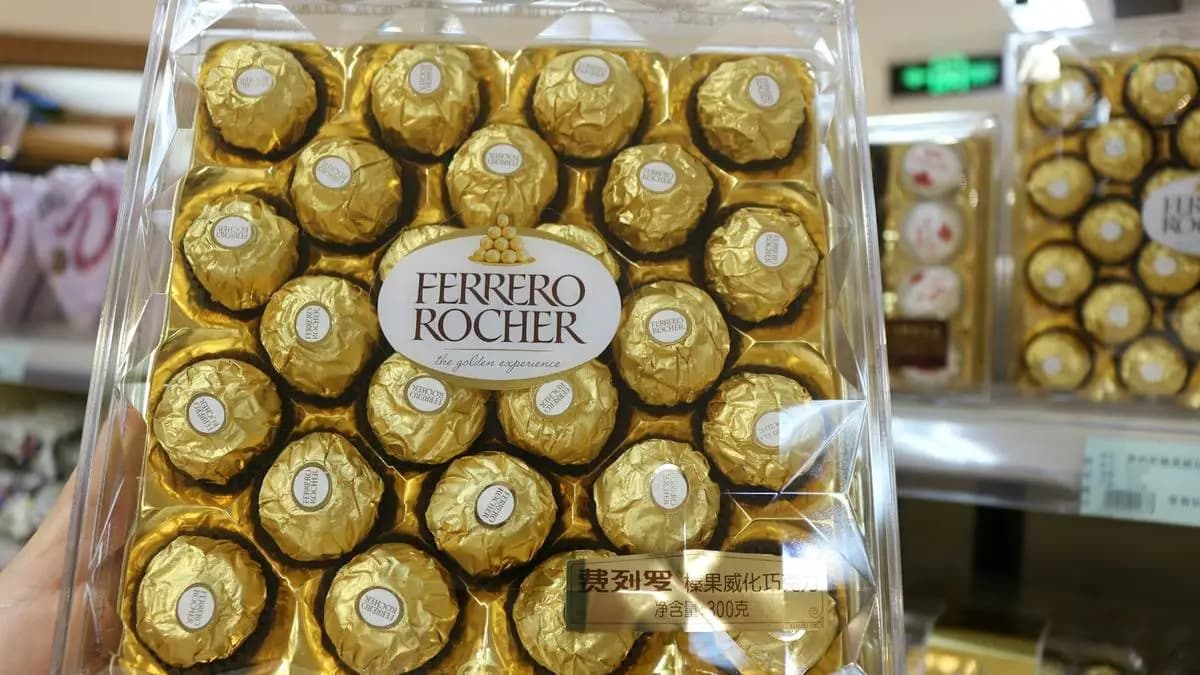 Ferrero Rocher bonboniéra focená v obchodě Ferrero Rocher bonboniéra focená v obchodě