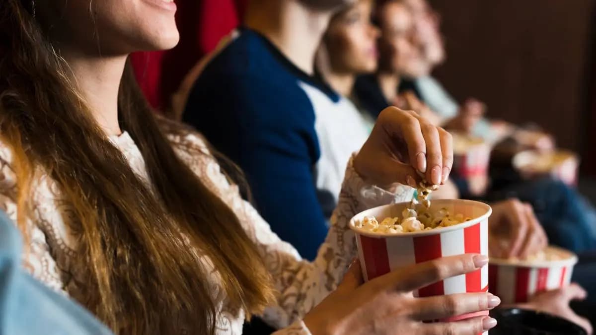 dívka jí popcorn v kině dívka jí popcorn v kině