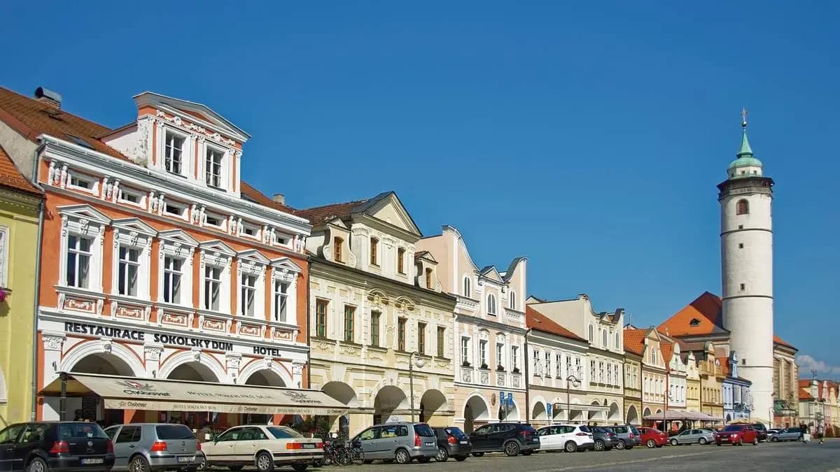 Domažlické náměstí během dne, pohled na šikmou věž Domažlické náměstí během dne, pohled na šikmou věž