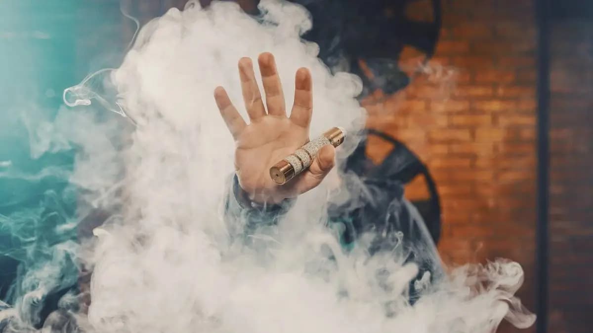 vapování, velký dým okolo člověka, je vidět jen jeho ruka vapování, velký dým okolo člověka, je vidět jen jeho ruka