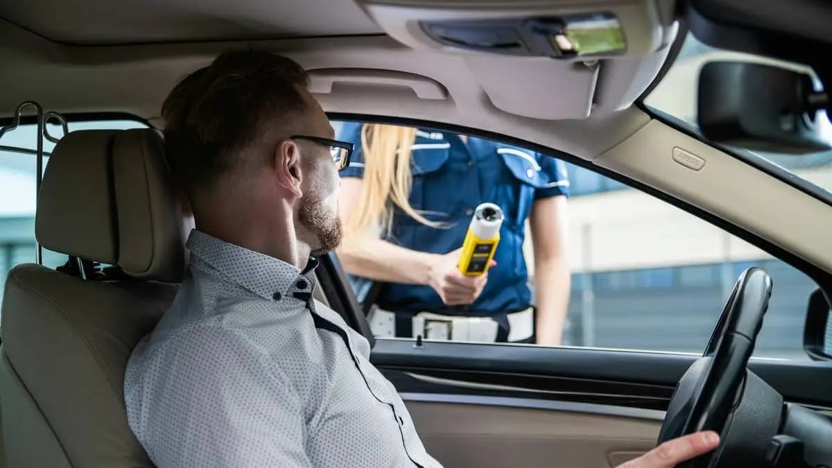 policistka jde řidiči provézt dechovou zkoušku na alkohol policistka jde řidiči provézt dechovou zkoušku na alkohol