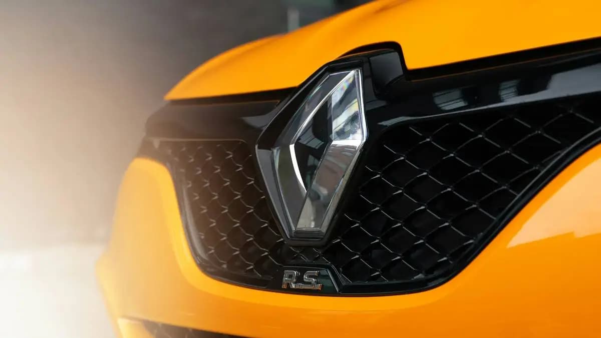 detail na znak Renault detail na znak Renault