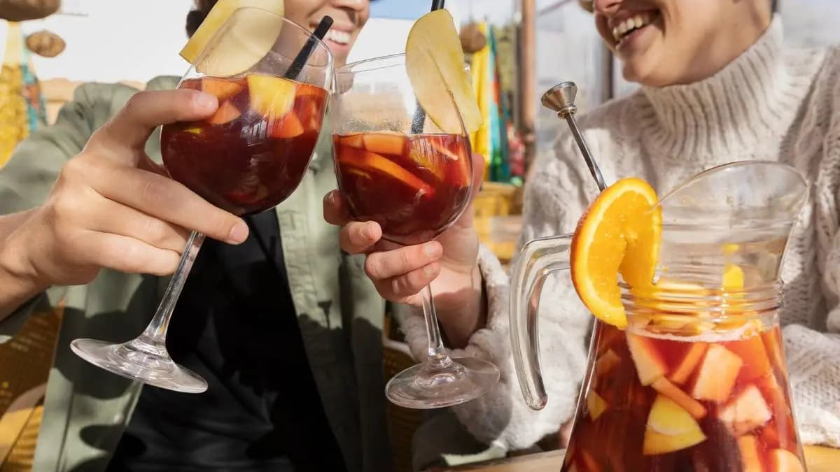 dívky si připíjejí drinkem v baru dívky si připíjejí drinkem v baru