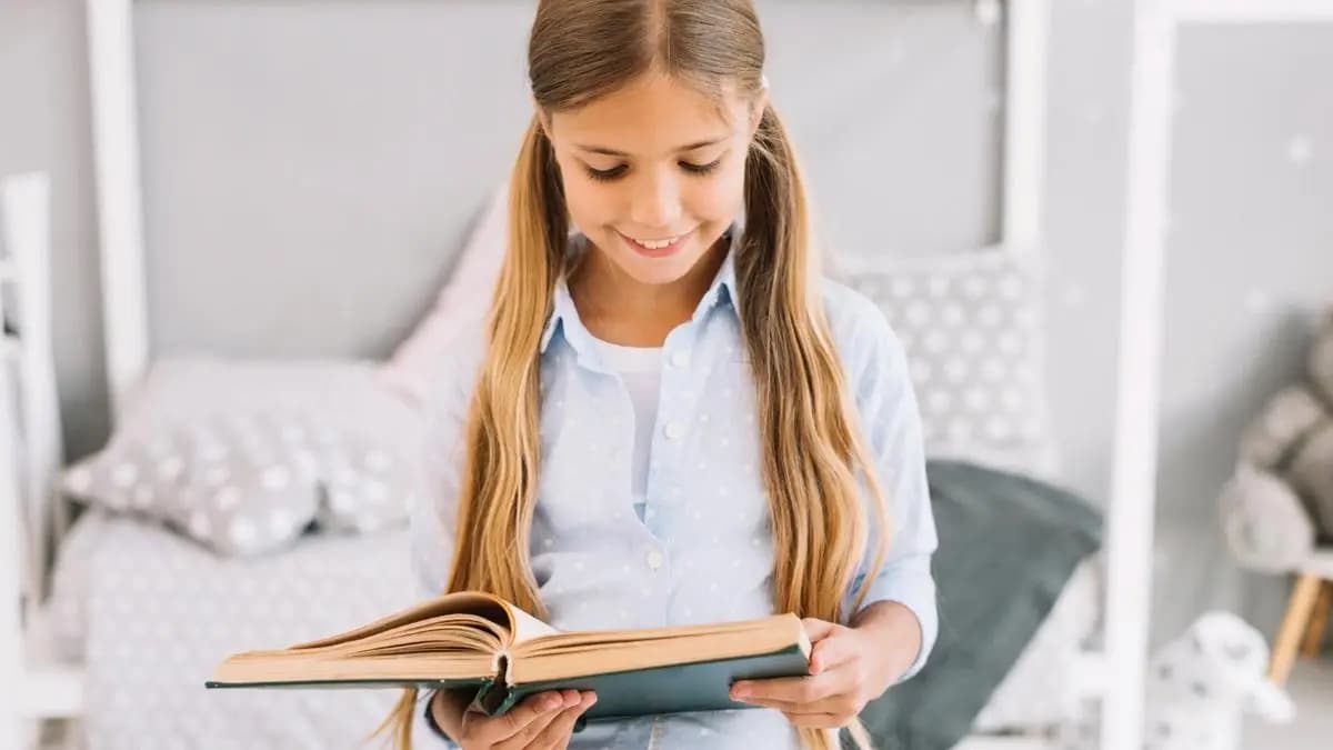 dívka si čte knihu u sebe v pokojíčku dívka si čte knihu u sebe v pokojíčku