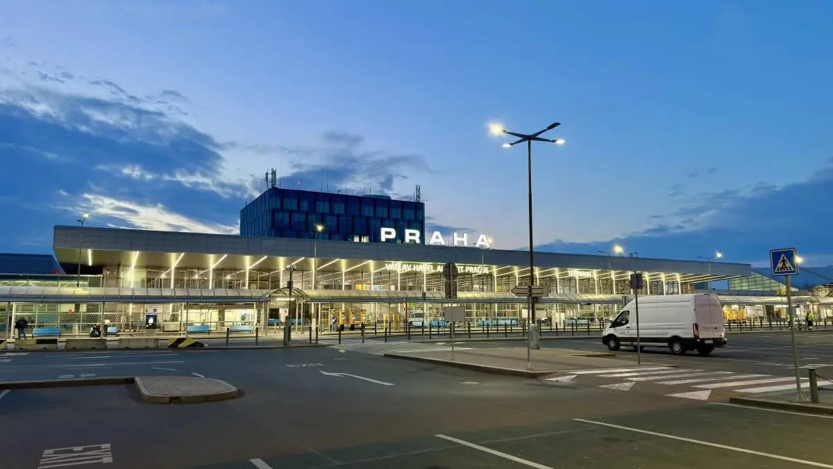 noční fotografie letiště v Praze noční fotografie letiště v Praze