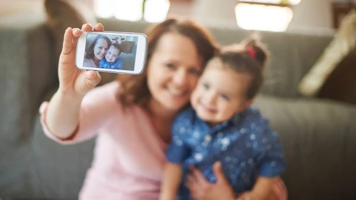 matka si dělá selfie s malou dcerou matka si dělá selfie s malou dcerou