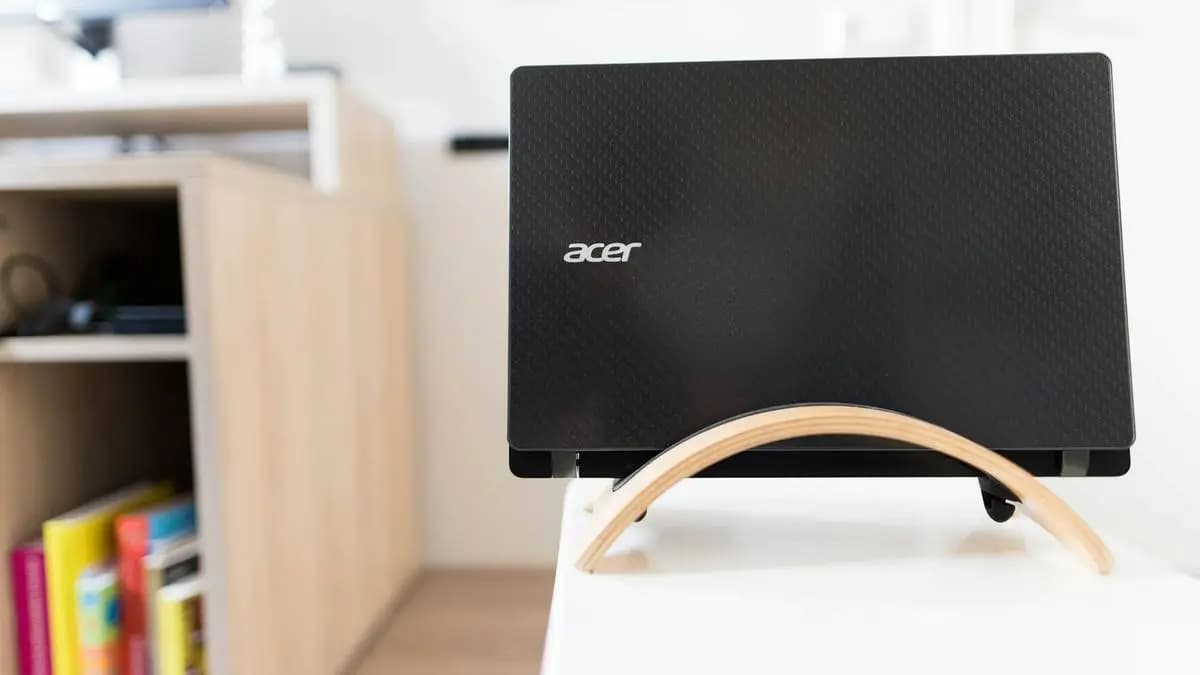 laptop od Acer na stojánku v pokoji laptop od Acer na stojánku v pokoji