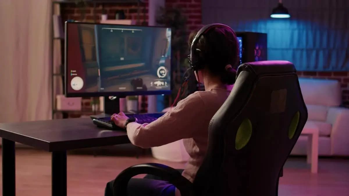 žena hraje hru na pc žena hraje hru na pc