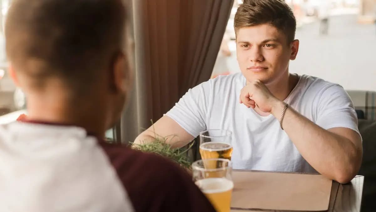 dva mladí muži v restauraci si povídají dva mladí muži v restauraci si povídají