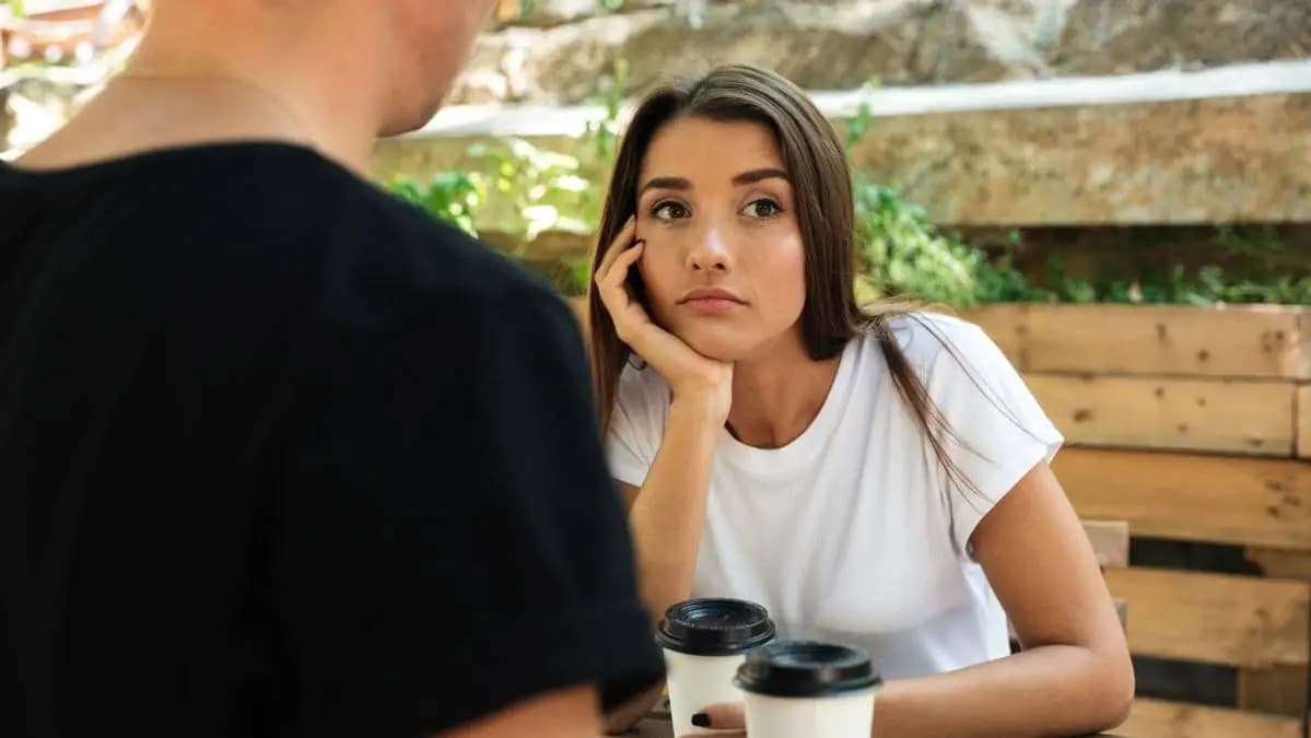 mladá žena s kamarádem venku, ten se jí snaží poradit, ale ona je duchem mimo mladá žena s kamarádem venku, ten se jí snaží poradit, ale ona je duchem mimo