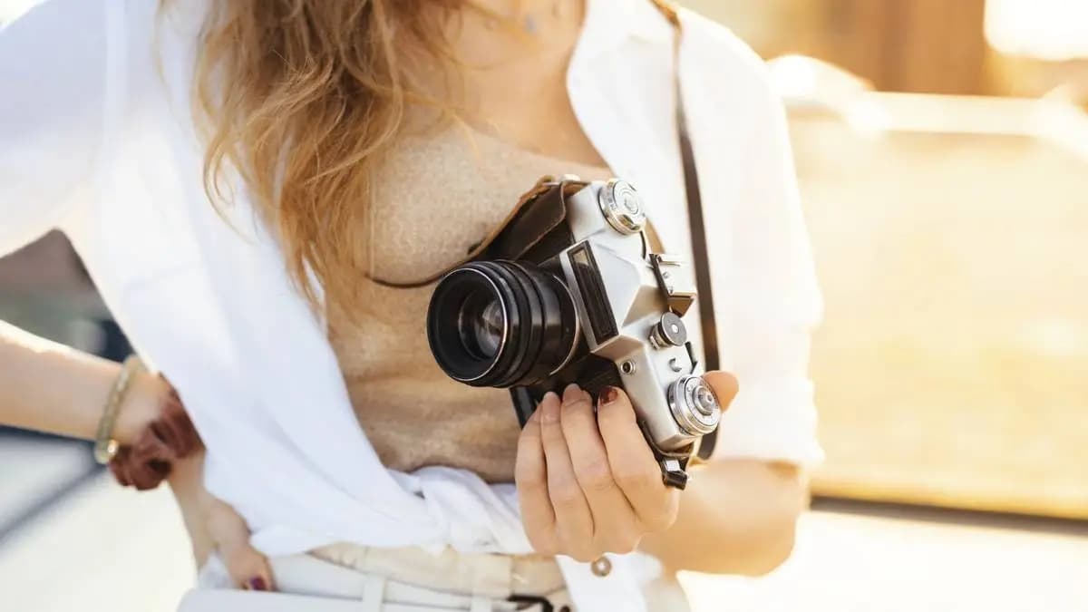 žena v ruce drží svůj fotoaparát venku žena v ruce drží svůj fotoaparát venku