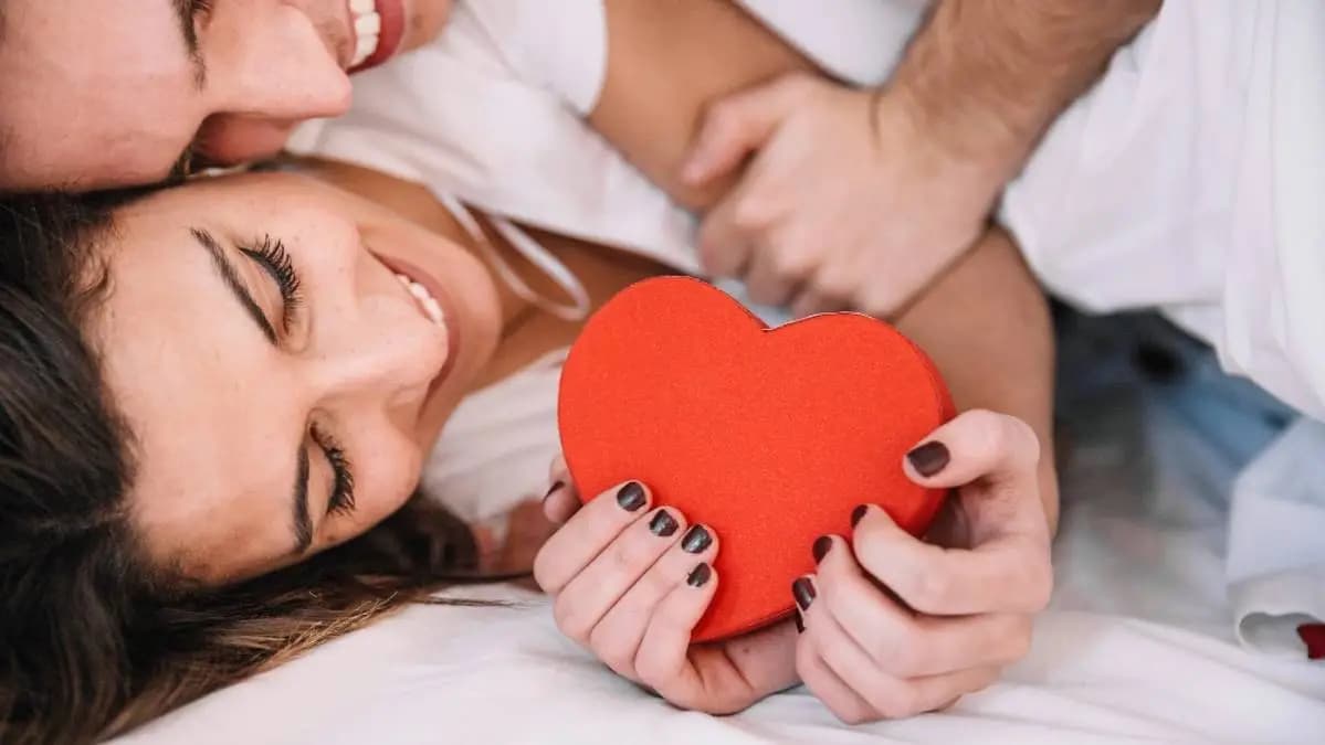 zamilovaný pár, žena drží v ruce krabičku ve tvaru srdce zamilovaný pár, žena drží v ruce krabičku ve tvaru srdce